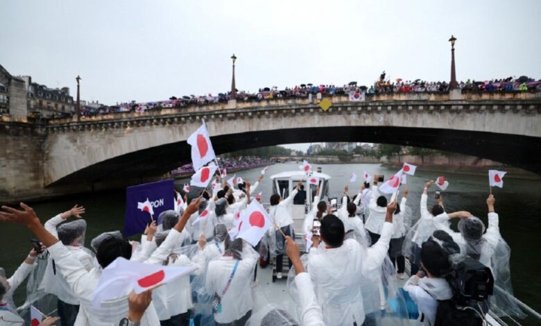 Parade atlet Olimpiade Paris diguyur hujan deras