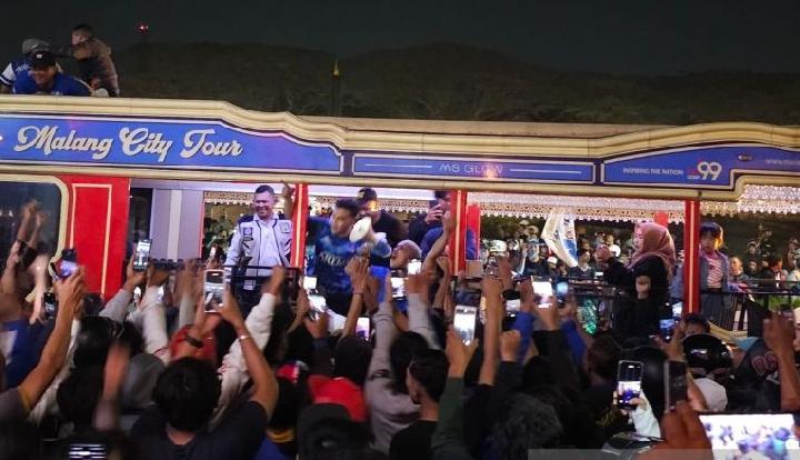 Juara Piala Presiden 2024, Arema FC Disambut Suporter Aremania pada tempat Alun-Alun Tugu