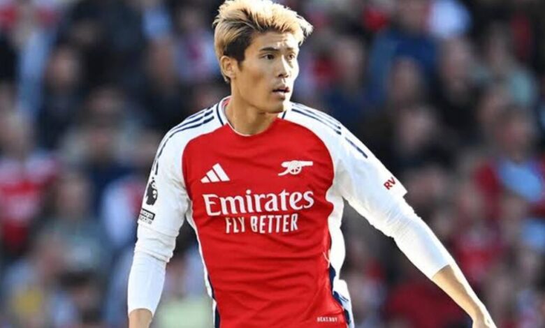 Eks bek Arsenal Takehiro Tomiyasu dikabarkan sudah berlangsung setuju gabung Ajax