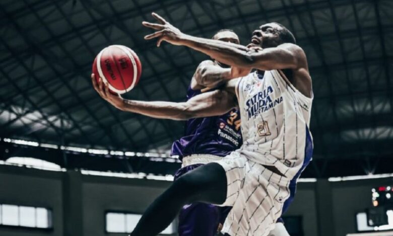 Satria Muda menang berhadapan dengan Hawks usai defisit 17 poin