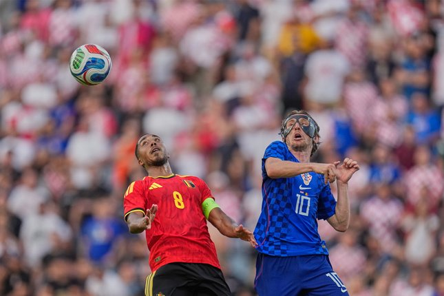 Pemain Kroasia Luka Modric (kanan) berebut bola dengan pemain Belgia Youri Tielemans pada laga persahabatan internasional antara Kroasia vs Belgia di Rijeka, Kroasia, 2 Juni 2026