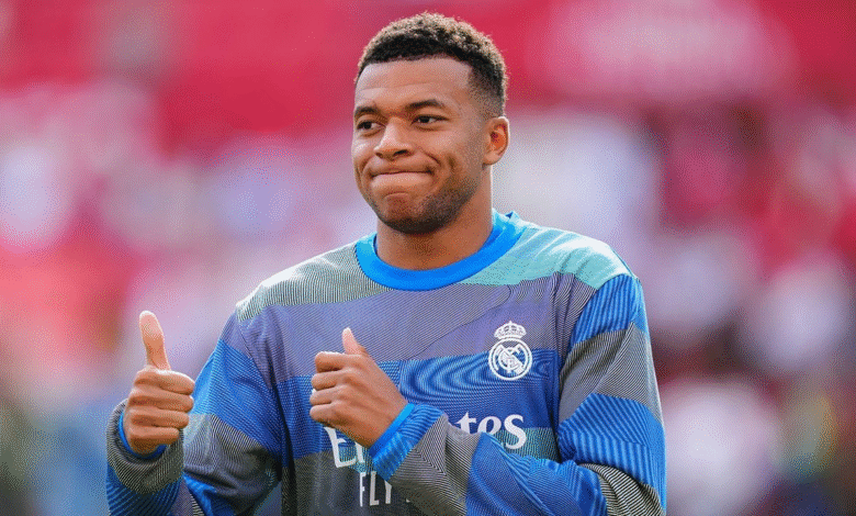 Bintang Real Madrid, Kylian Mbappe saat melakukan pemanasan jelang laga melawan Sevilla di Ramon Sanchez Pizjuan