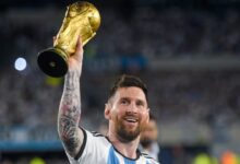 Lionel Messi mengangkat replika trofi Piala Dunia saat upacara perayaan bersama penggemar setelah laga uji coba internasional melawan Panama di Buenos Aires, 23 Maret 2023 (