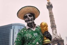 Seorang fans Meksiko berdiri di Reforma Avenue di Mexico City, 6 Juni 2026, menjelang Piala Dunia 2026