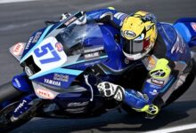 Aldi Satya Mahendra menjaga tren positifnya di ajang World Supersport 2026 usai kembali mengamankan poin pada putaran kedelapan yang berlangsung di Sirkuit Donington Park, Inggris, 10-12 Juli. Pembalap binaan Yamaha Racing Indonesia itu juga sukses menembus posisi 10 besar dan kini menatap empat seri tersisa dengan optimisme tinggi.