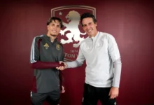 Alejandro Garnacho resmi meninggalkan Chelsea setelah hanya semusim membela klub asal London tersebut. Winger Argentina itu bergabung dengan Aston Villa dengan status pinjaman hingga akhir musim 2026/27.