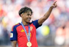 Lamine Yamal menikmati momen spesial setelah membawa Spanyol menjuarai Piala Dunia 2026. Usai kemenangan dramatis atas Argentina, bintang muda Barcelona itu merayakan keberhasilan bersama sang kekasih, Ines Garcia Santos.