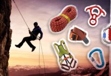 Pernahkah kamu melihat pendaki gunung turun dari tebing yang sangat tinggi dan bertanya-tanya bagaimana cara mereka melakukannya tanpa terjatuh? Rahasianya ada pada satu teknik penting yang disebut rappelling.