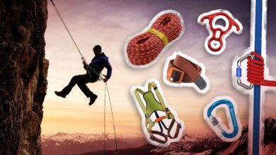 Pernahkah kamu melihat pendaki gunung turun dari tebing yang sangat tinggi dan bertanya-tanya bagaimana cara mereka melakukannya tanpa terjatuh? Rahasianya ada pada satu teknik penting yang disebut rappelling.