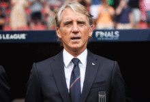 Roberto Mancini resmi kembali menjadi pelatih Timnas Italia setelah tiga tahun meninggalkan posisi tersebut. Federasi Sepak Bola Italia (FIGC) mengumumkan keputusan itu bersamaan dengan penunjukan Claudio Ranieri sebagai Direktur Teknik.