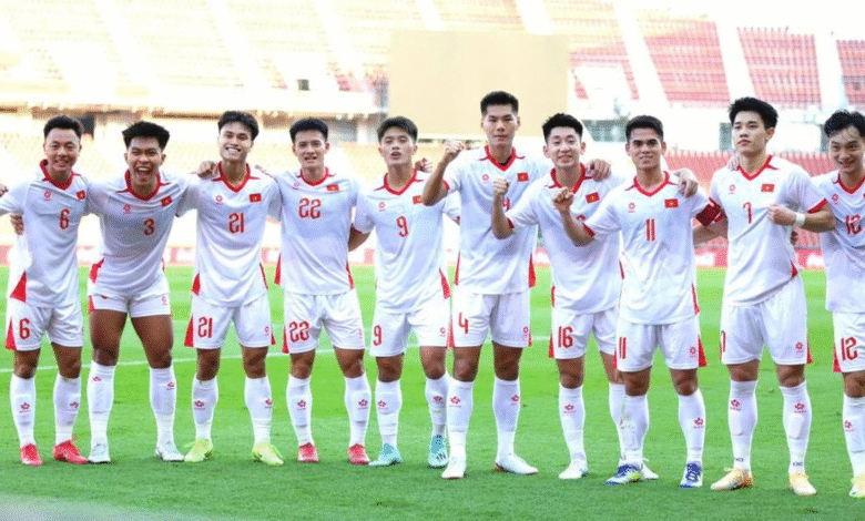 Timnas Vietnam meraih hasil besar dengan mengalahkan Timnas Indonesia 3-0 pada matchday ketiga Grup A Piala AFF 2026. Bermain di Stadion Pakansari, Bogor, Senin (3/8/2026) malam WIB, The Golden Star tampil efektif sepanjang pertandingan.