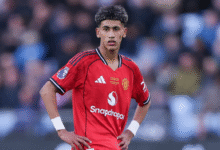Manchester United kembali memperlihatkan keberanian memberi kesempatan kepada pemain akademi pada pramusim 2026. Kali ini, sorotan tertuju kepada JJ Gabriel yang menjalani debut bersama tim senior saat menghadapi Atletico Madrid di Stockholm.